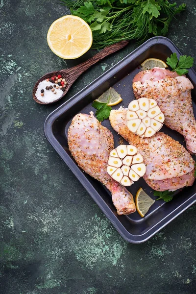 Çiğ tavuk budu ile baharat pişirme için hazır. Üstten Görünüm