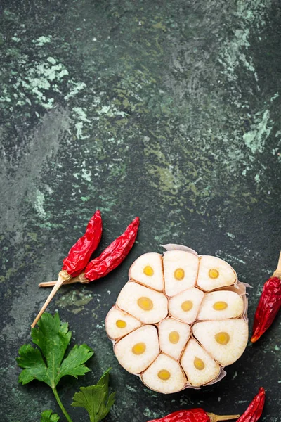 Doğranmış sarımsak, kırmızı biber ve maydanoz. Pişirme kavramı Üstten Görünüm