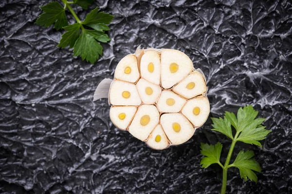 Sarımsak koyu arka plan üzerine dilimlenmiş