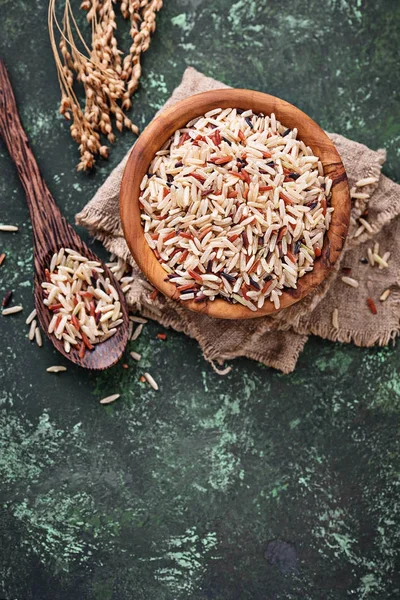 Mix brązowy, czerwony i dziki ryż w misce — Zdjęcie stockowe