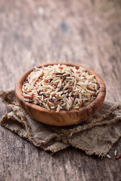 Mistura de arroz marrom, vermelho e selvagem em tigela — Fotografia de Stock