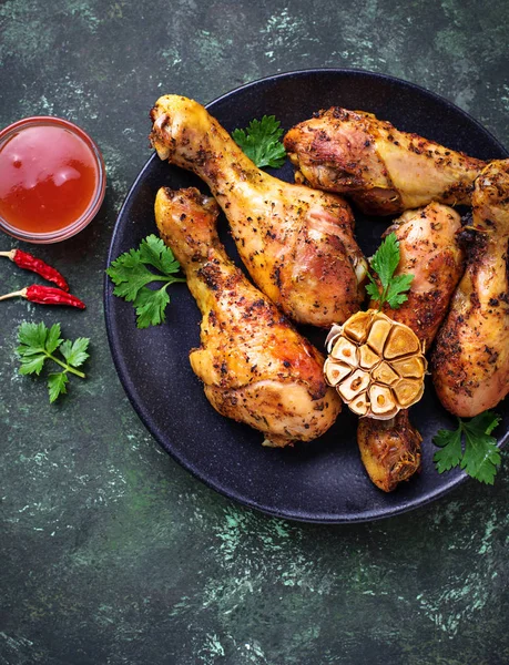 Grilled chicken legs with spices and garlic. — Stock Photo, Image