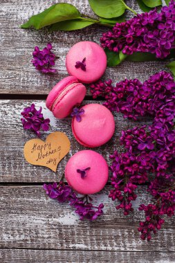 Pembe macaroons, leylak ve metin mutlu anneler günü tebrik kartı