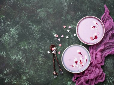 Tatlı berry smoothies kase. Sağlıklı tatlı