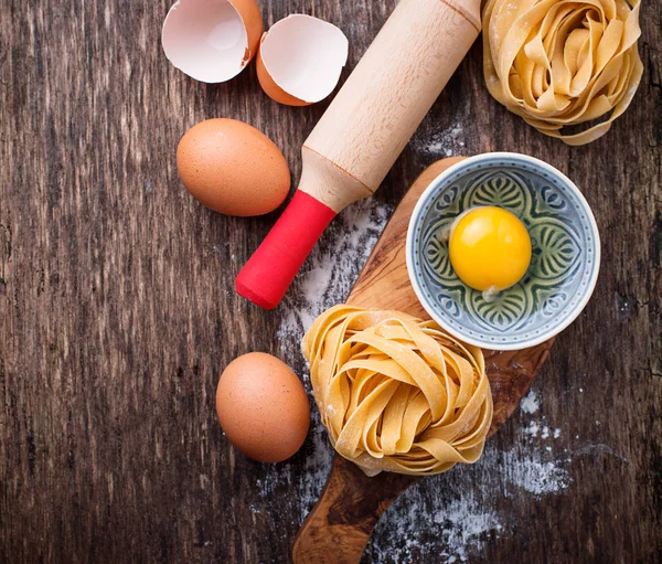 Pasta Cruda Tagliatelle Huevos Enfoque Selectivo —  Fotos de Stock