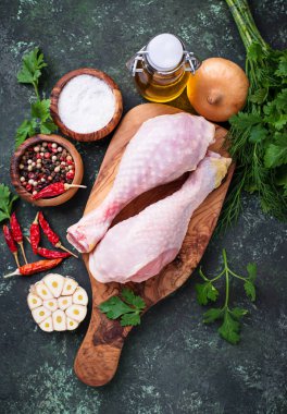 çiğ tavuk budu sarımsak ve baharat.