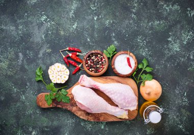 çiğ tavuk budu sarımsak ve baharat.