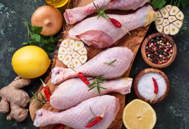 çiğ tavuk budu sarımsak ve baharat.