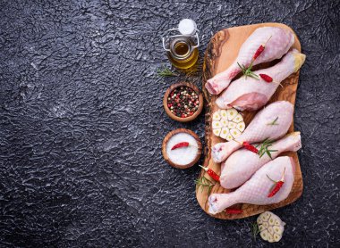 çiğ tavuk budu sarımsak ve baharat.