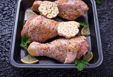 Çiğ tavuk budu ile baharat pişirme için hazır