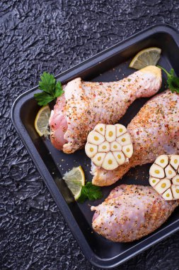 Çiğ tavuk budu ile baharat pişirme için hazır