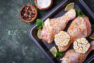 Çiğ tavuk budu ile baharat pişirme için hazır