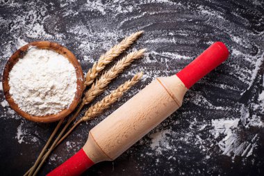 Buğday unu, kulaklar ve oklava 