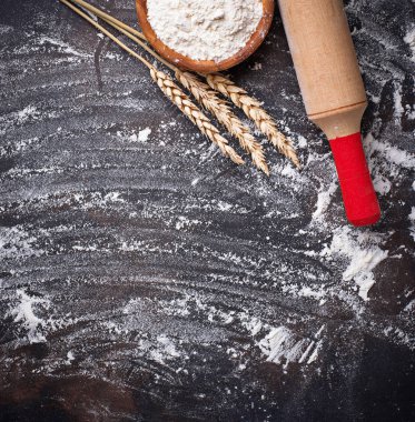 Buğday unu, kulaklar ve oklava 