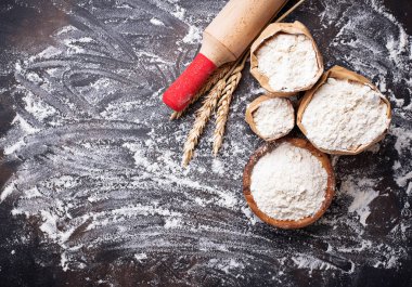 Buğday unu, kulaklar ve oklava 