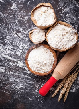 Buğday unu, kulaklar ve oklava 