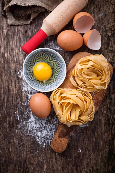 Nyers tészta tagliatelle és a tojás — Stock Fotó