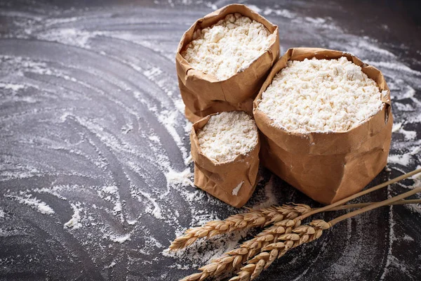 Farinhas e espigas secas de trigo — Fotografia de Stock