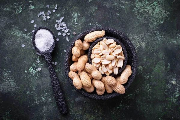Kacang mentah dikupas di mangkuk — Stok Foto