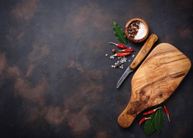 Kesme tahtası otlar ve baharatlar ile. Mutfak arka plan