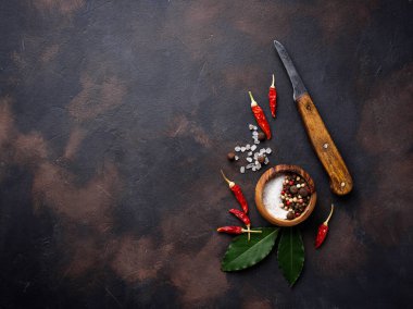 Kesme tahtası otlar ve baharatlar ile. Mutfak arka plan