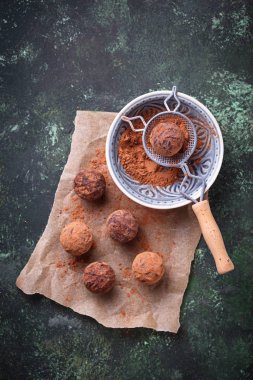 Kakao tozu ile çikolata truffles