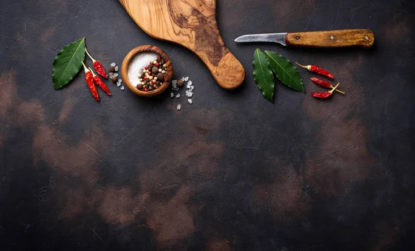 Cutting board with herbs and spices. Culinary background — Stock Photo, Image