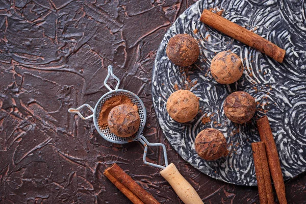 Сладкие трюфели с какао-порошком — стоковое фото