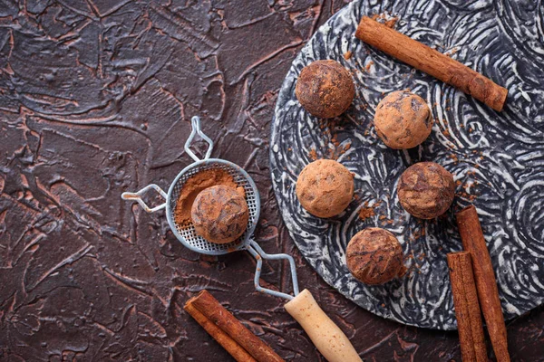 Trufas de doces com cacau em pó — Fotografia de Stock