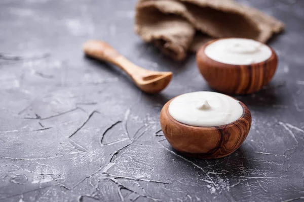 Yogourt grec blanc dans un bol en bois — Photo