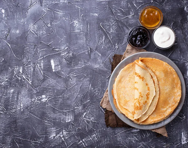 異なるジャムとクリームとパンケーキ クレープ — ストック写真