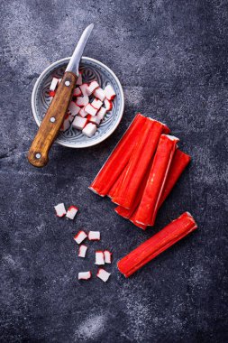 Yengeç surimi ve bıçak sopa. Seçici odak