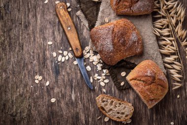 Rustik arka plan üzerinde taze ev yapımı çörekler. Üstten Görünüm