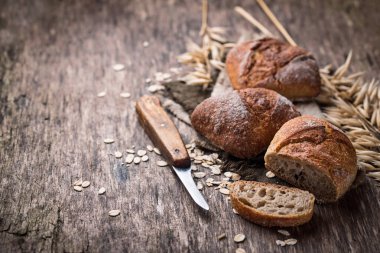 Rustik arka plan üzerinde taze ev yapımı çörekler. Seçici odak