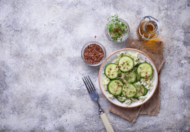 Salatalık, keten tohumu ve tere sağlıklı bahar salatası