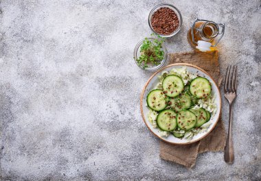 Salatalık, keten tohumu ve tere sağlıklı bahar salatası