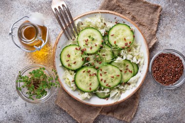 Salatalık, keten tohumu ve tere sağlıklı bahar salatası