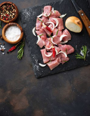 Paslı arka plan üzerinde baharatlar ile çiğ kıyılmış et