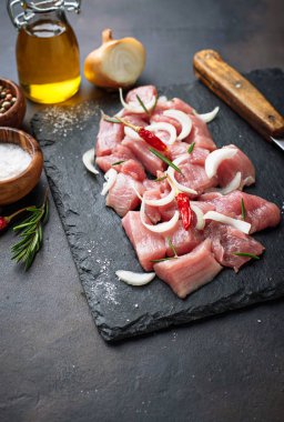 Paslı arka plan üzerinde baharatlar ile çiğ kıyılmış et