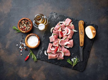 Paslı arka plan üzerinde baharatlar ile çiğ kıyılmış et