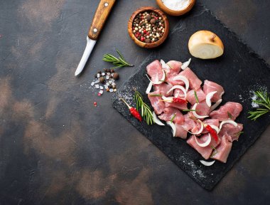 Paslı arka plan üzerinde baharatlar ile çiğ kıyılmış et