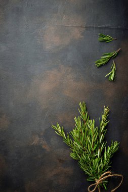 Koyu arka plan üzerinde taze biberiye demet