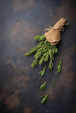 Koyu arka plan üzerinde taze biberiye demet