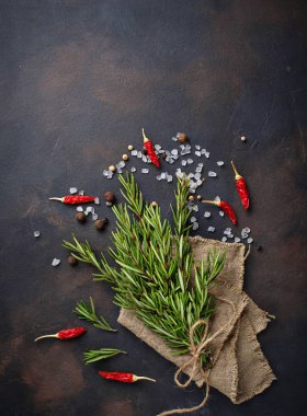 Koyu arka plan üzerinde taze biberiye demet