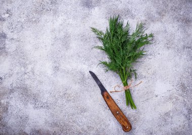 Demet taze dereotu ve bıçak