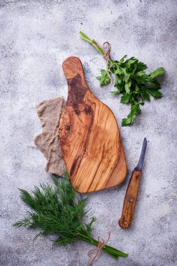 Dereotu, maydanoz ve kesme tahtası