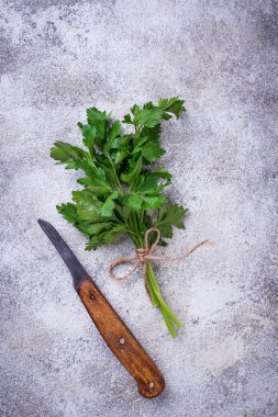 Demet taze maydanoz ve bıçak