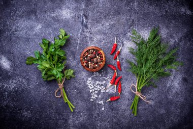 Otlar ve baharatlar. Dereotu, maydanoz, tuz ve biber