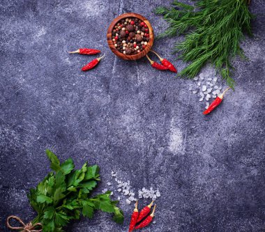 Otlar ve baharatlar. Dereotu, maydanoz, tuz ve biber