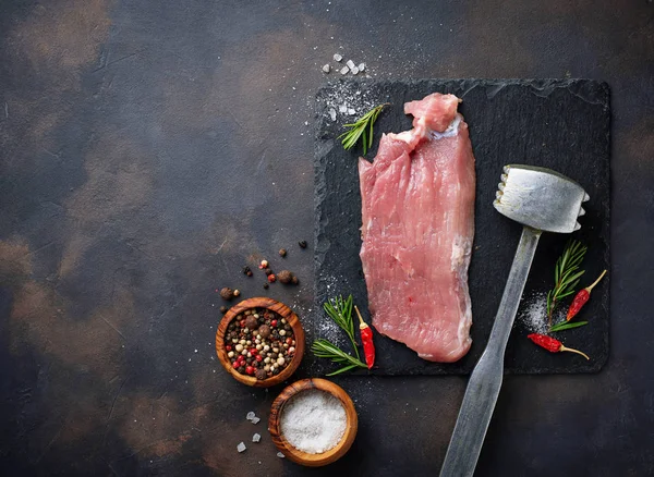 Filete de carne cruda con especias sobre fondo oxidado — Foto de Stock